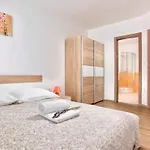 Alternus-apartman Dora Apartment *