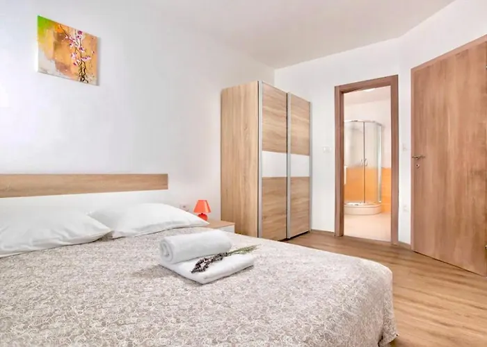 Alternus-apartman Dora Apartment *